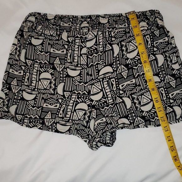 Forever 21 Light Weight Flowy Summer Shorts Black and White 339 - Picture 6 of 6